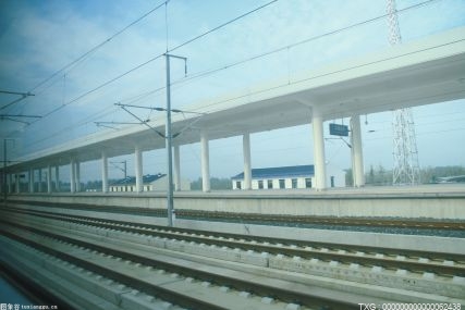 冬奥列车首条建成投用的智能高铁